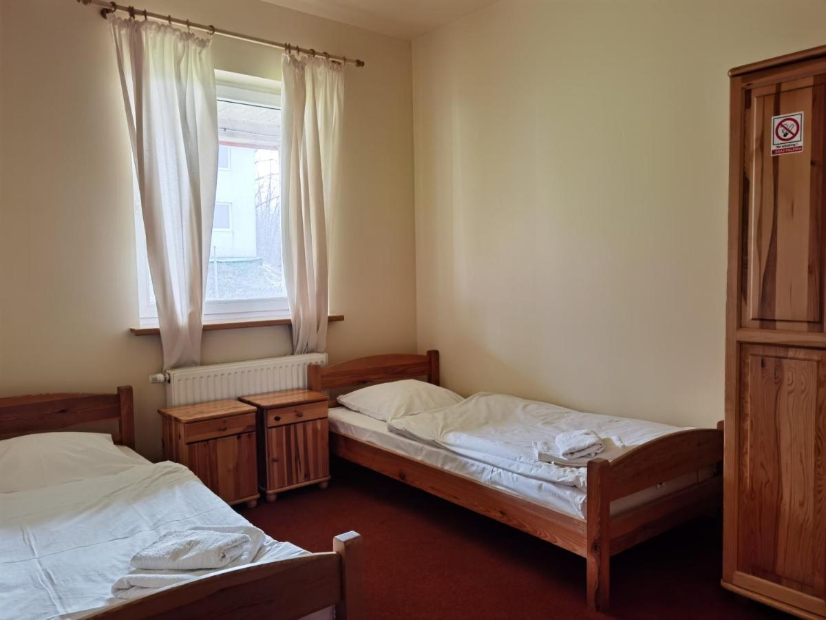 Hotelik Dworek Legnickie Pole 4Km Od Legnicy Extérieur photo