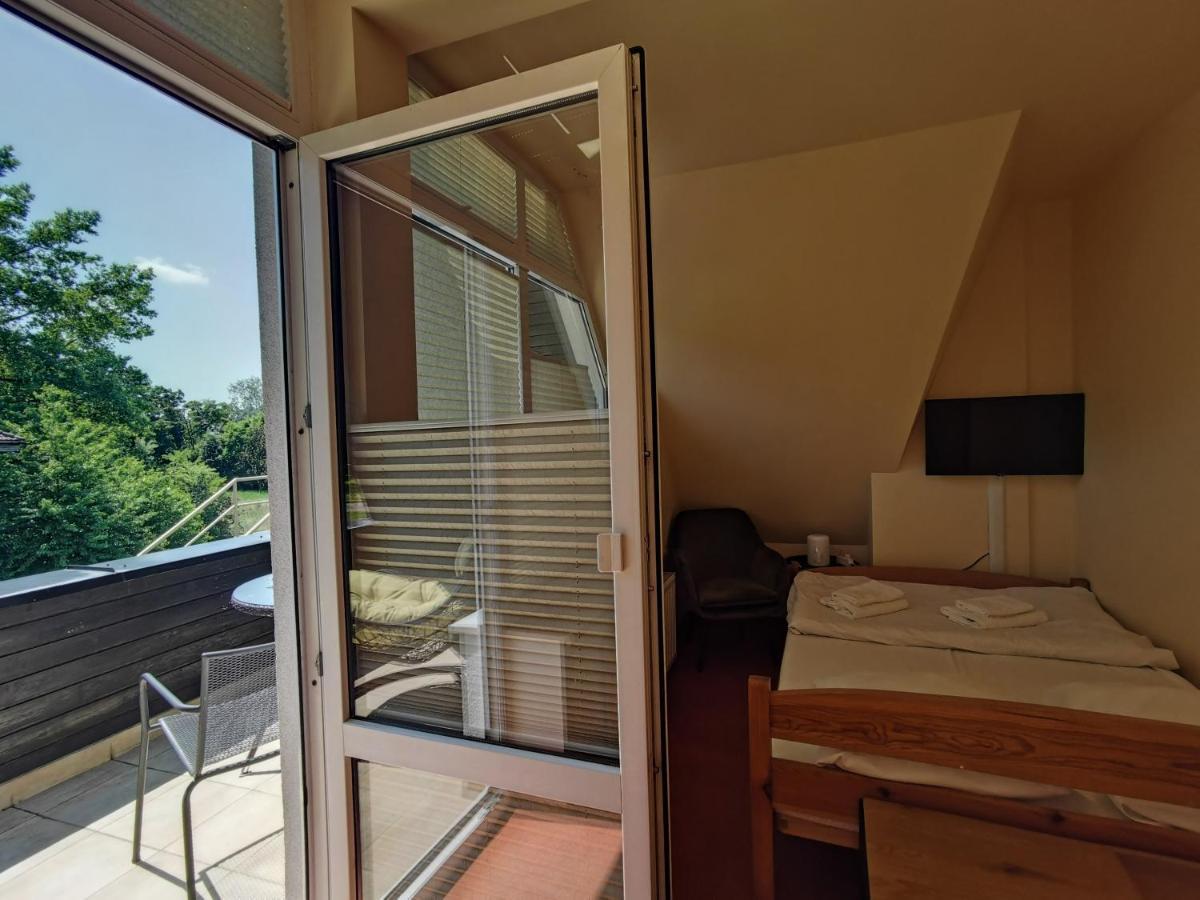 Hotelik Dworek Legnickie Pole 4Km Od Legnicy Extérieur photo
