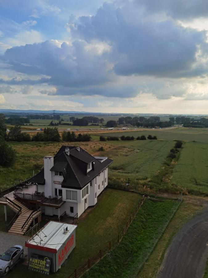 Hotelik Dworek Legnickie Pole 4Km Od Legnicy Extérieur photo